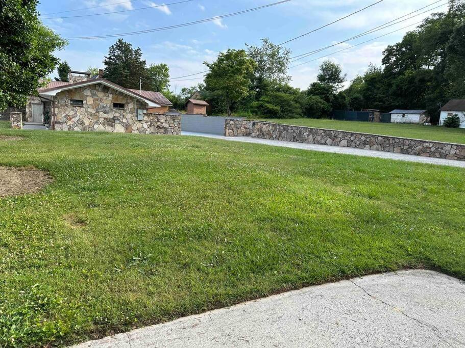 Small Rental For Couple Getaway Dalton Exterior photo